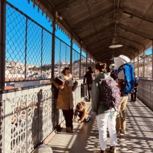 Guide en visite en haut de l'ascenseur de Santa Justa à Lisbonne