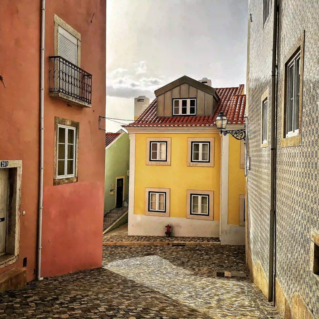 façades colorées du quartier de Mouraria Lisbonne