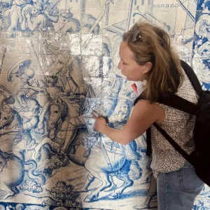 Guide expliquant des azulejos