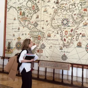 Guide en explication au musée de la marine de Lisbonne