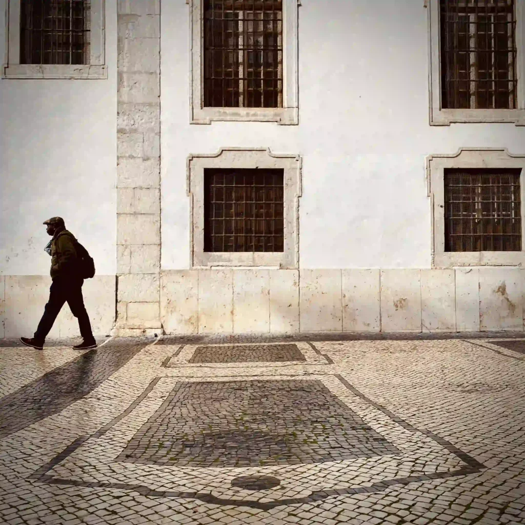 Façade et pavés de l'église Nossa Senhora da saúde à Lisbonne