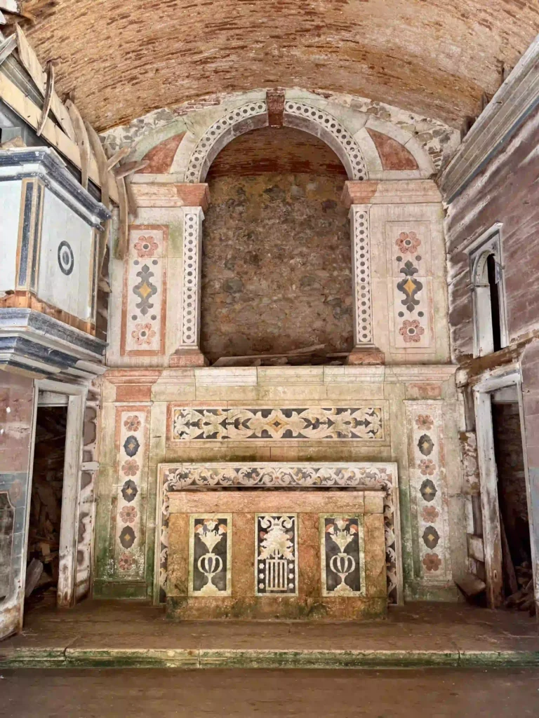 Ancienne chapelle de la forteresse de Bugio avec son décor partiellement conservé.