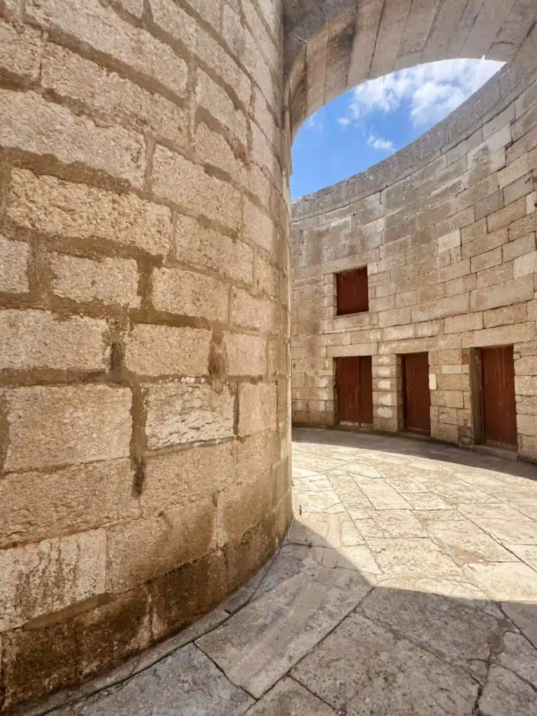 Cour intérieure circulaire de la forteresse de Bugio, construite en pierre au centre de l'estuaire du Tage.