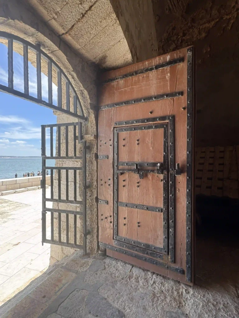 Porte fortifiée de Bugio ouverte sur l'estuaire du Tage.
