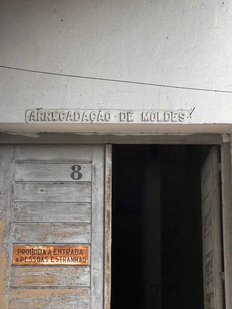 porte d'entrée de l'entrepôt des moules de la calçada portuguesa