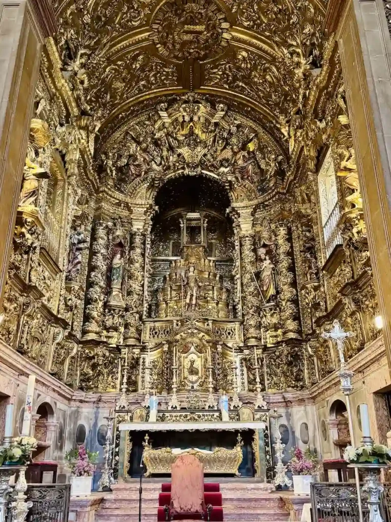 Choeur et talha dourada de l+eglise São Miguel d'Alfama à Lisbonne