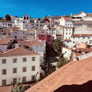 Vue sur le quartier d'Alfama depuis le toit de l'église de São Miguel