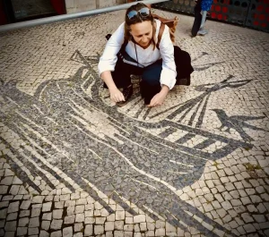 Guide expliquant la calçada portuguesa